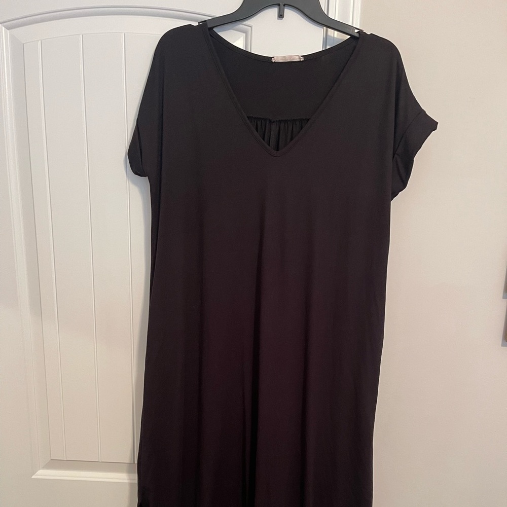 ENTRO Black v-neck shift dress